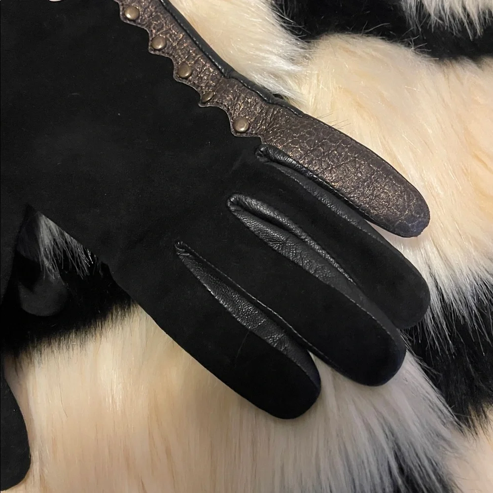 CHANEL Black and Tan Leather Gloves - Picture 4 of 10